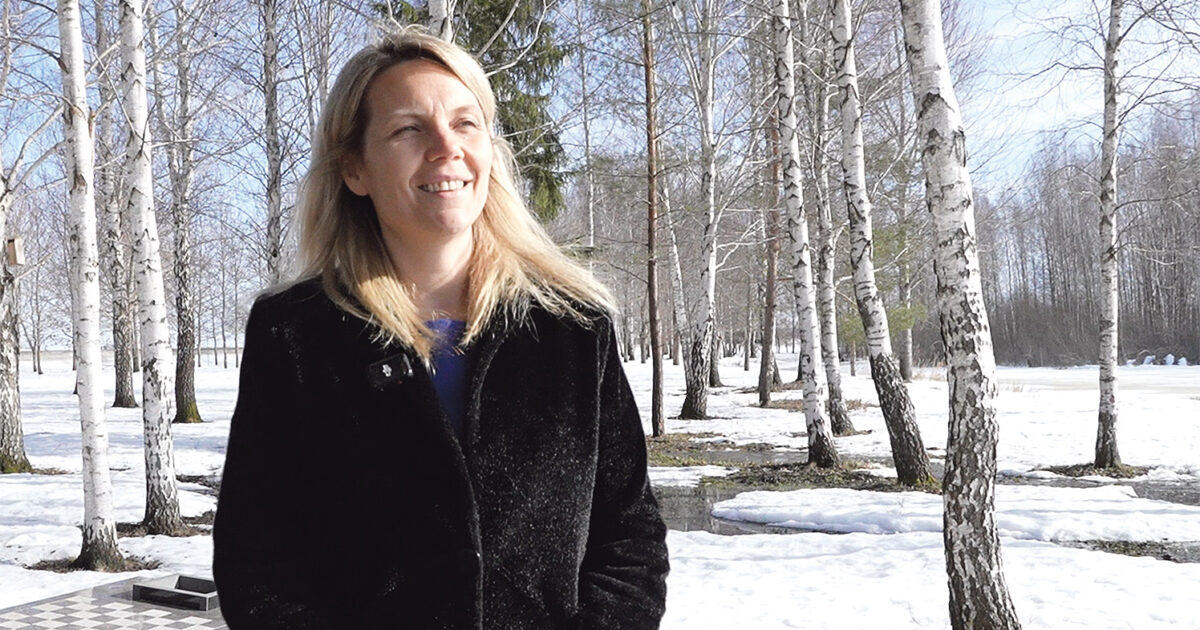 Salantų miesto seniūnė Jolanta Ažondenienė kviečia gyventojus prisidėti prie iniciatyvos ir kovo 16 d. Atgimimo ąžuolyne paukščiams iškelti inkilus. Dariaus Šypalio nuotr.