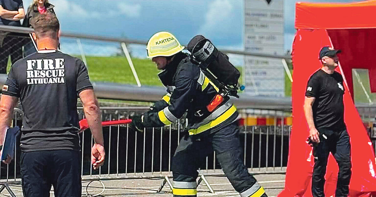 Pranas varžybose garsino ir Kartenos miestelio vardą – trasą įveikė užsidėjęs Kartenos komandos ugniagesio šalmą.